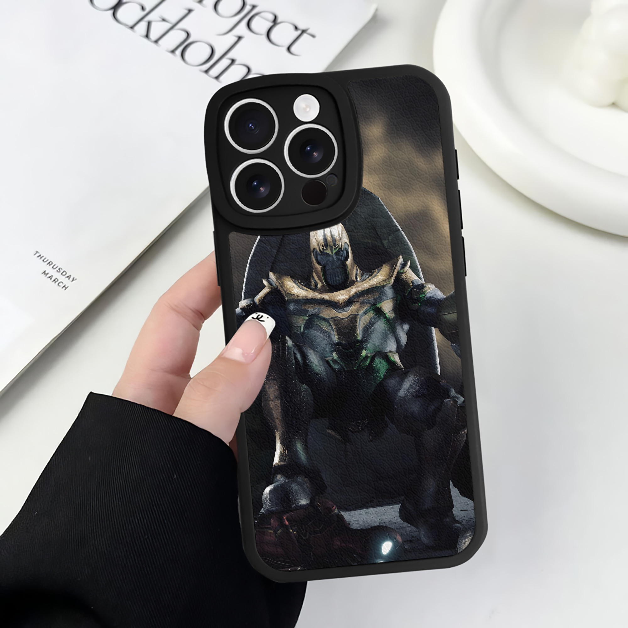 （画像用） アベンジャーズ The Avengers 【iPhone 16シリーズ対応】シリコンスマホケース（レザー調） 材質：シリコン